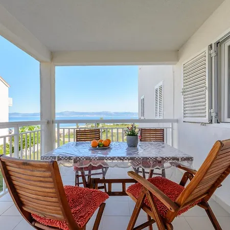 Front Wojtek Apartment Mirce